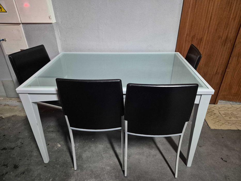 Mesa  de cozinha com 4 cadeiras em pele