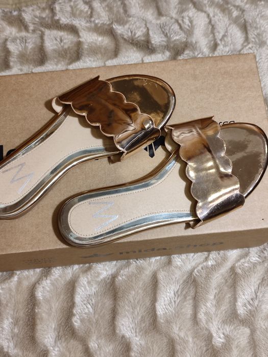 Шлепки женские . Шлепанцы .