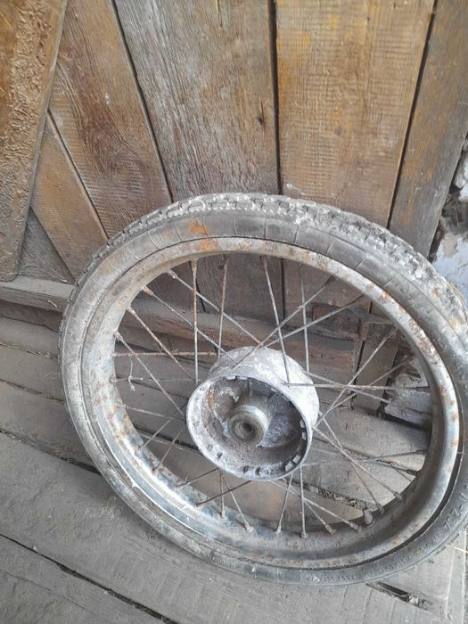 Колесо мопеда з покришкою