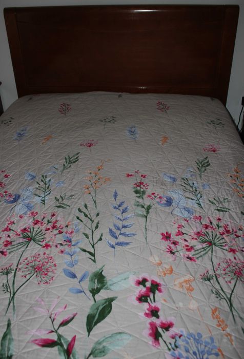 Cama de casal em madeira cerejeira