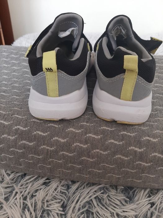 Кросівки на хлопчика або дівчинки.