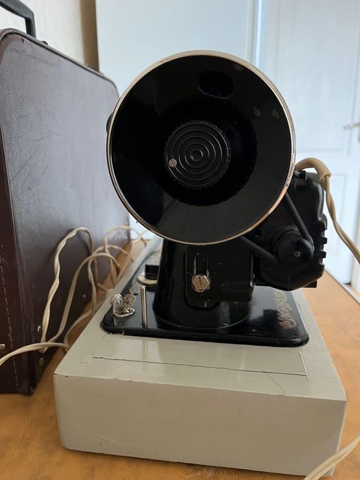 Швейная машинка с электроприводом. Рабочая.