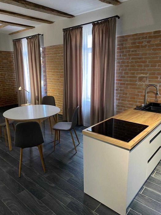 Цікава 2-кімн. квартира студія в центральному районі Полтави. Реальна.