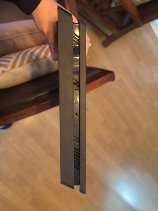 PS4 com 2 comandos
​Preço: 180 €
​Descrição: