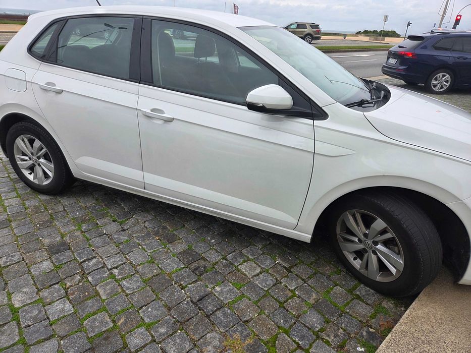 Carro VW polo como novo. Todos os serviços  realizados na marca.