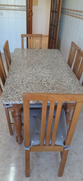 Mesa com tampo em granito róseo