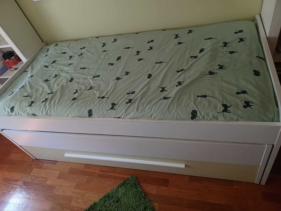 Cama solteiro com cama extra e gaveta de arrumação e duas prateleiras