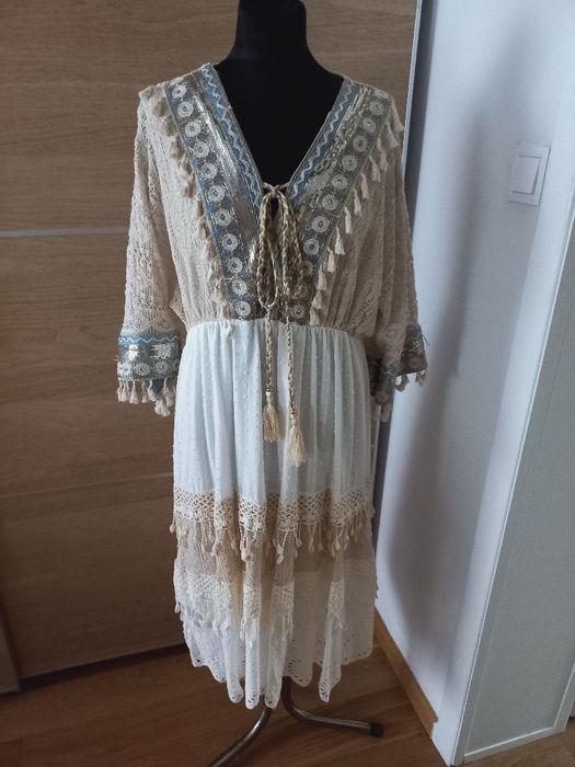 Sukienka boho oversize – moda włoska, koronka, hafty, cekiny, frędzle, bawełna