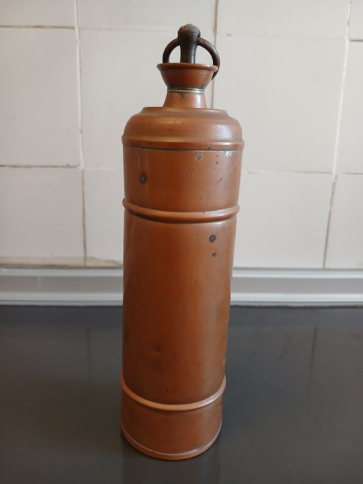 Botija cobre antiga
