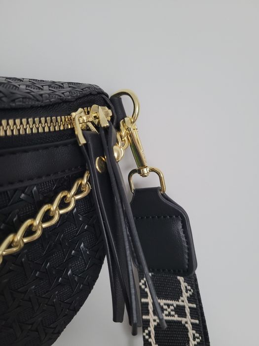 Torebka czarna nerka na pasku na zamku