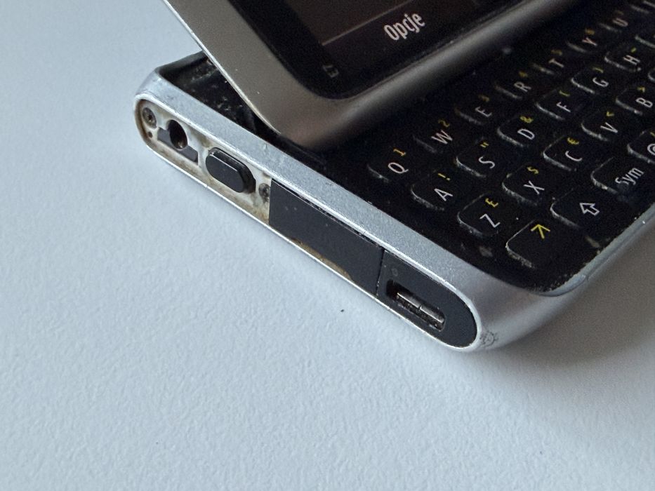 Nokia E7 srebrna