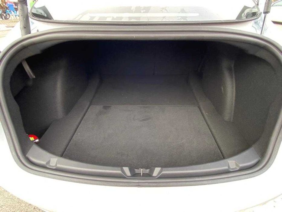 TESLA 3 SR wnętrze All Blac Partial elektryk wynajem Śląsk
