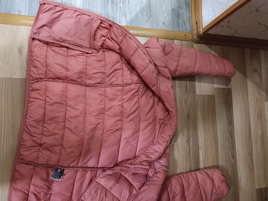 Легка жіноча куртка