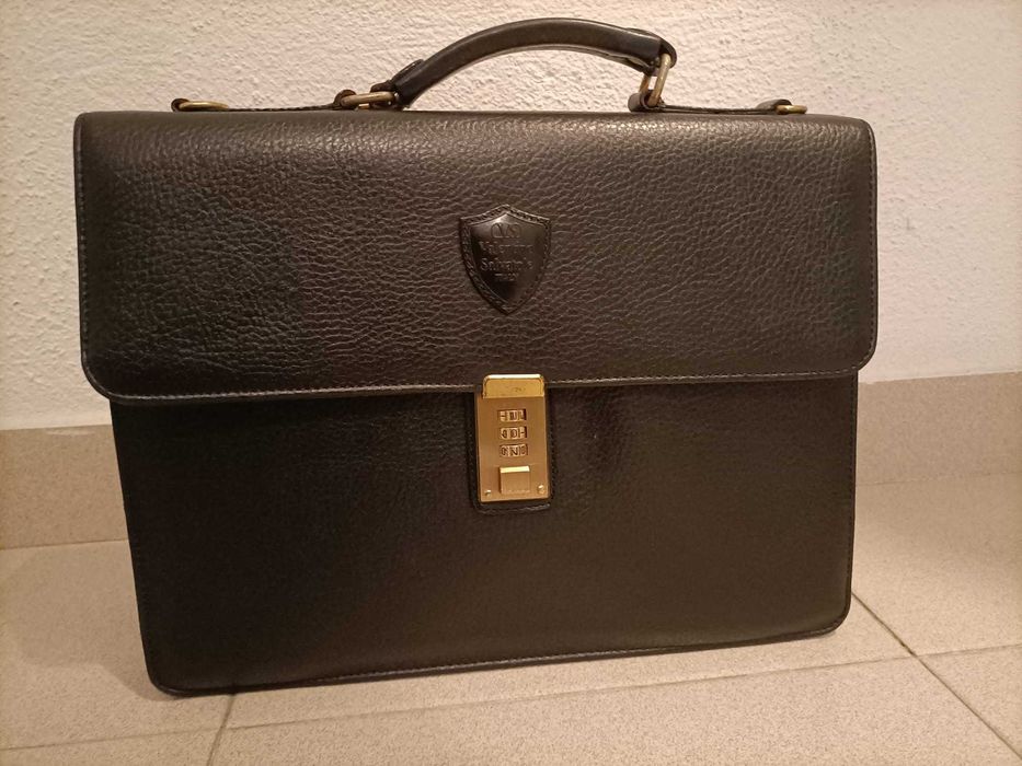 Mala tipo James Bond em estado novo