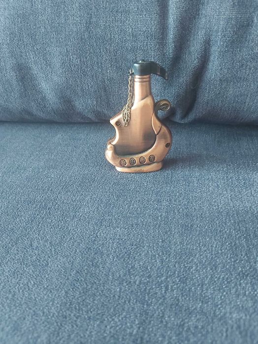 Isqueiro colecionavel em forma de navio viking