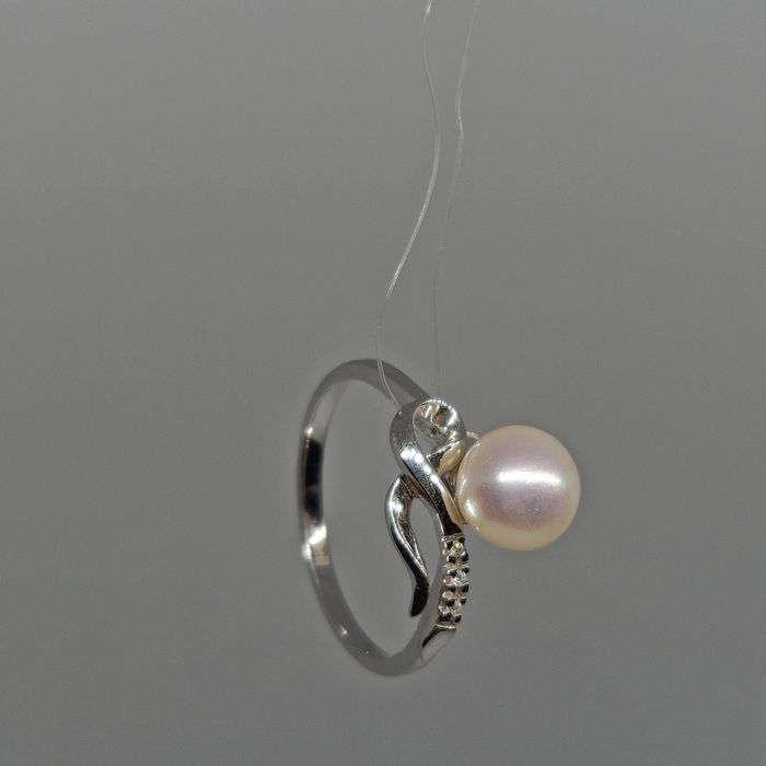 Каблучка з білого золота. З перлиною та діамантами. Нова.