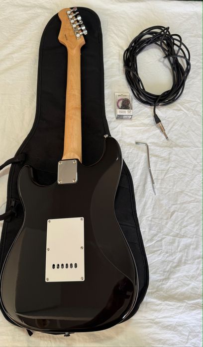 Vendo guitarra Elétrica seminova, pouco uso