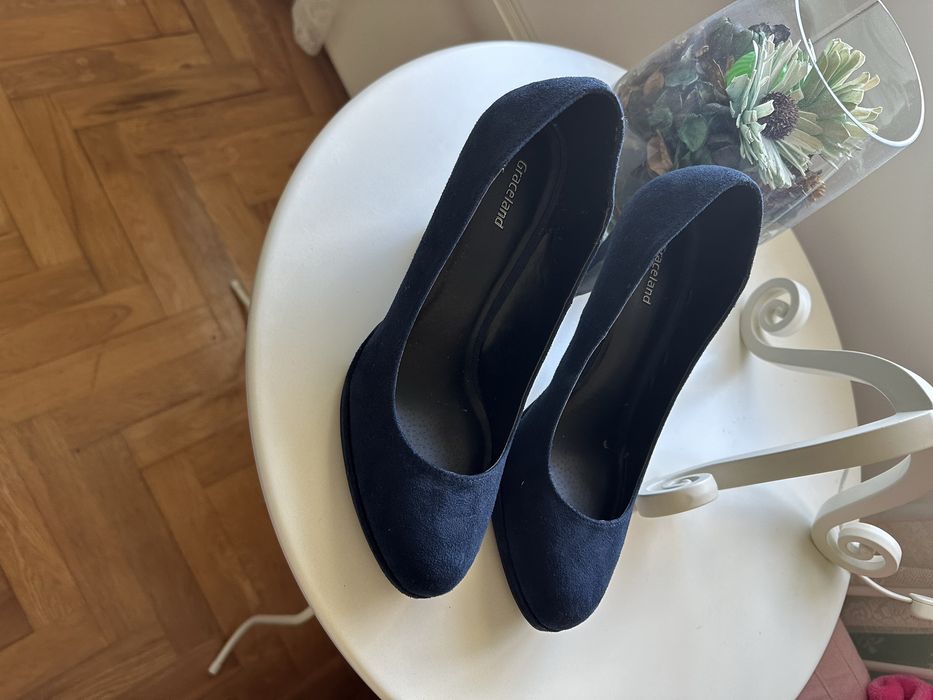 Scarpins em camurça