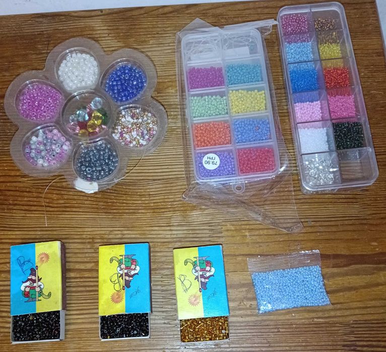 Набор чешского бисера в органайзере на 10 и на 12 ячеек