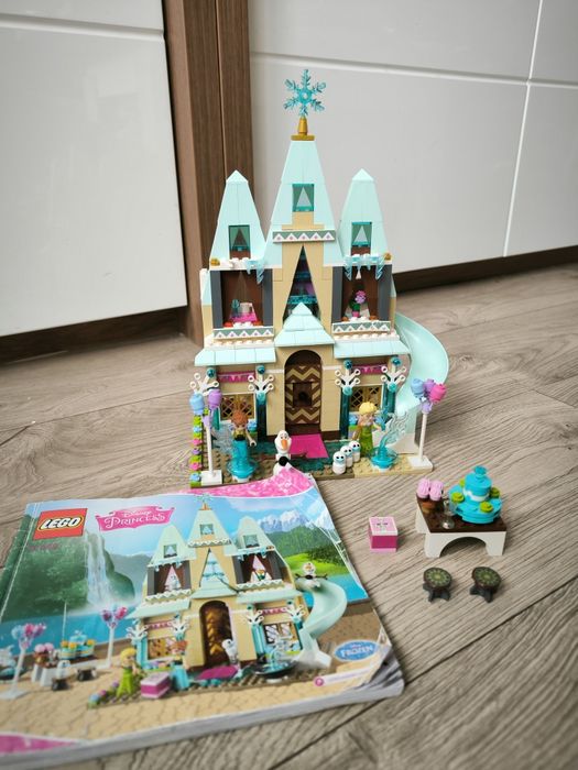 Zestaw LEGO 41068 Frozen z Olafem Arendelle Castle Celebration