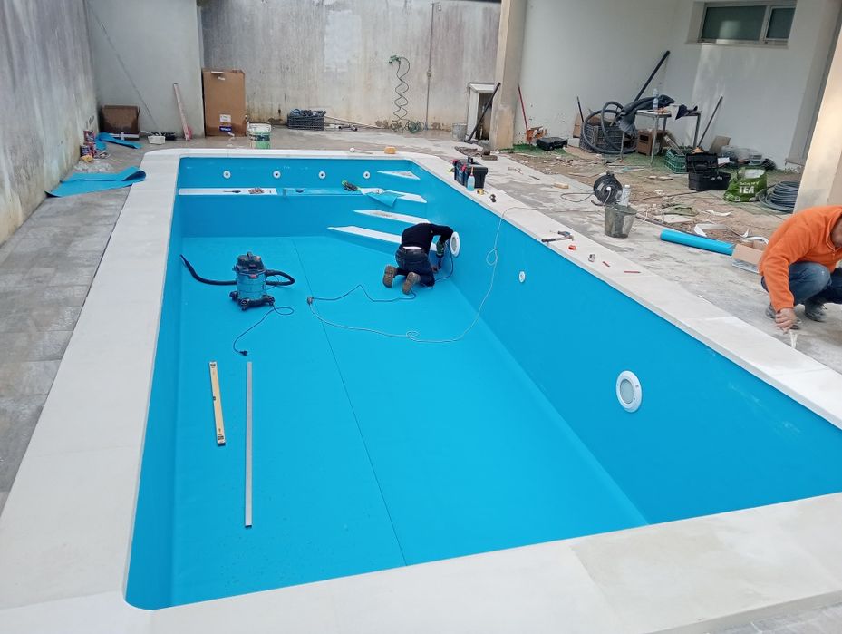 Construção de piscinas em betão acabamento de interior em tela armada vulcanizada no local