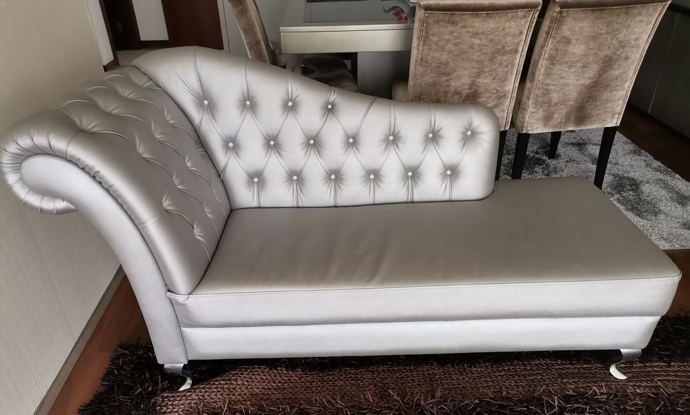 Chaise longe prateada em capitoné