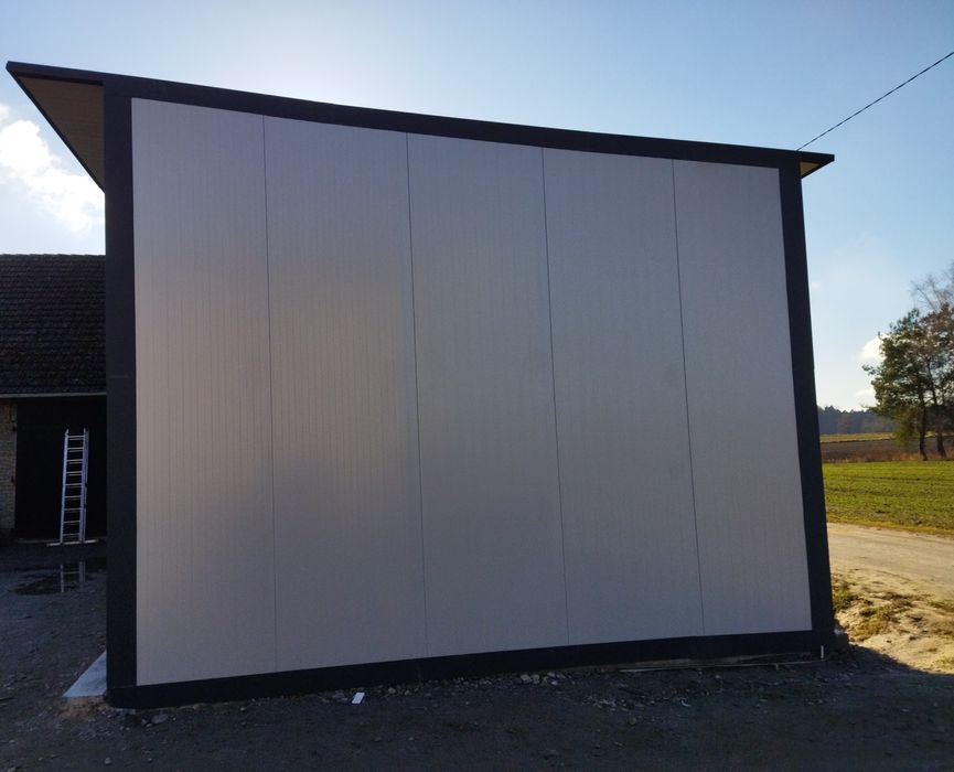 Garaż z płyt warstwowych. Producent.