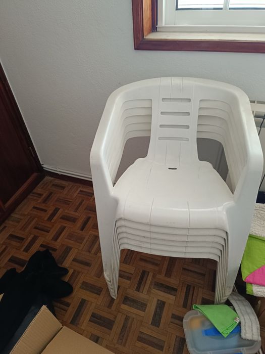 Mesa e cadeiras de plástico