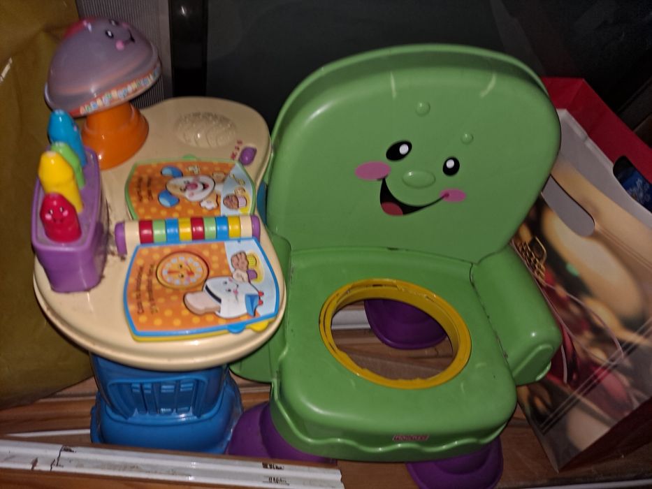 Zestaw zabawek dla małych dzieci piramidka krzesełko laptop ciuchcia