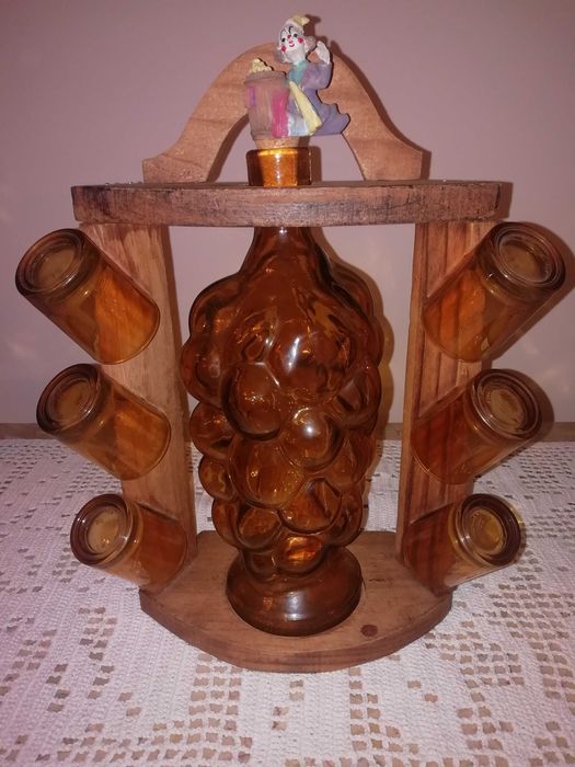 Conjunto de garrafa com calices e suporte madeira.