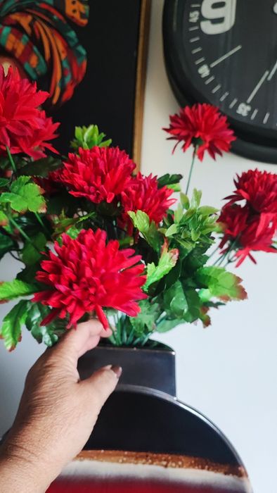 Jarra lindíssima com flores em tons de bordô excelente