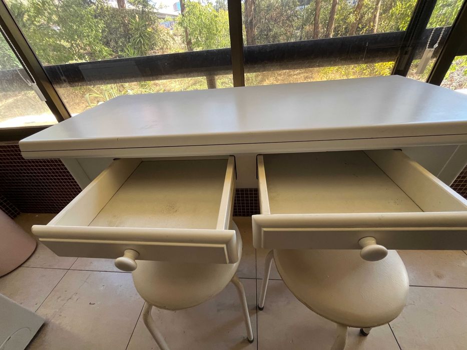 Mesa branca com 2 banquinhos