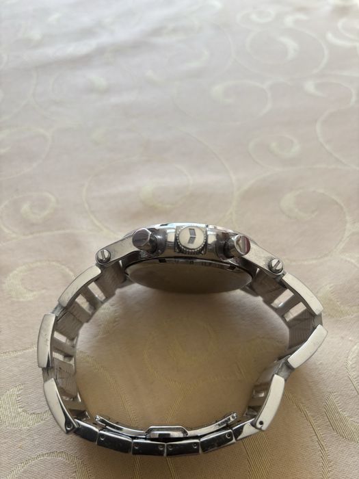 Relogio vestal branco e prateado