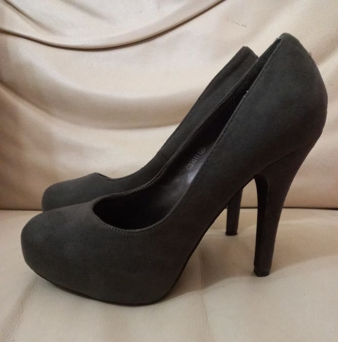 Vendo sapatos de salto alto de senhora n. 35.