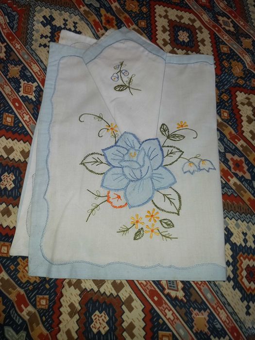 Individuais com guardanapos de tecido, bordados - Local