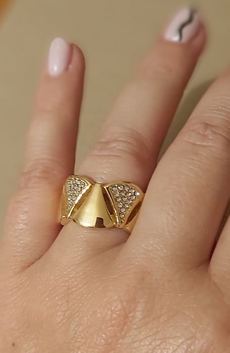 Anel dourado em aço inoxidável. Só T18