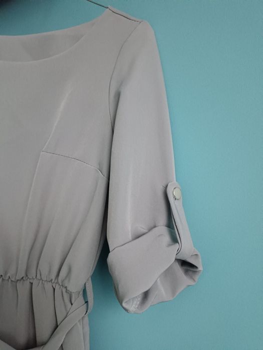 Szara sukienka z paskiem