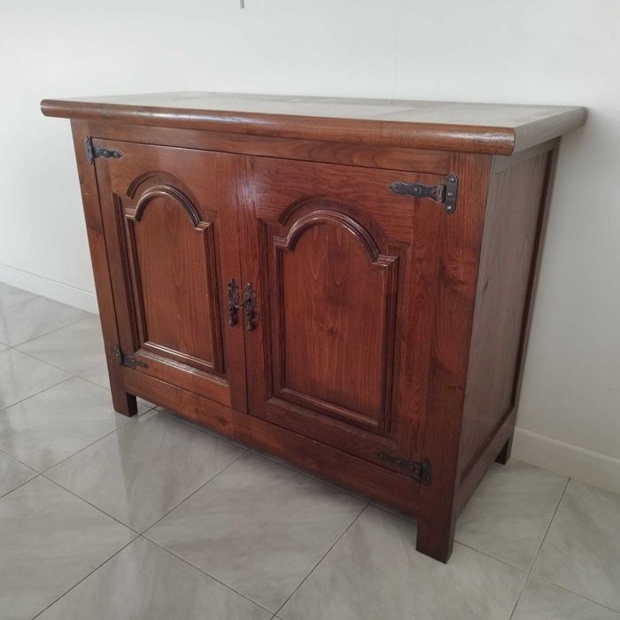 Mesa de sala em madeira de castanho