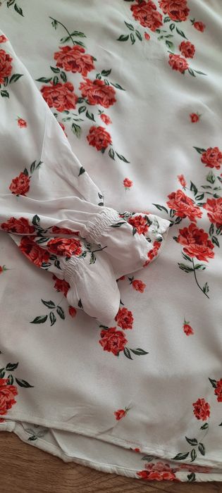 Biała bluzka w kwiaty