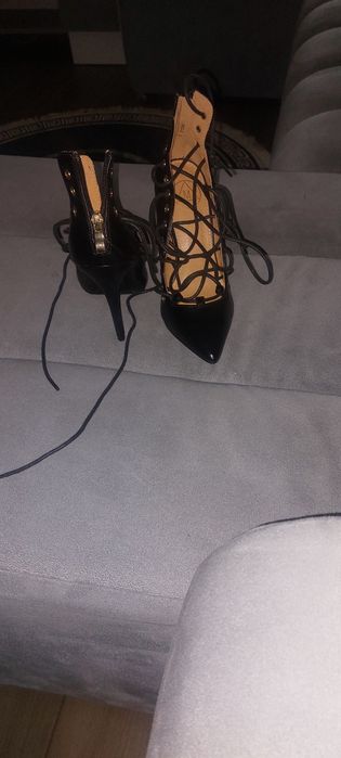 Czarne szpilki wiązane