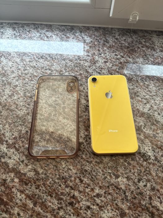 Iphone XR, желтый с чехлом