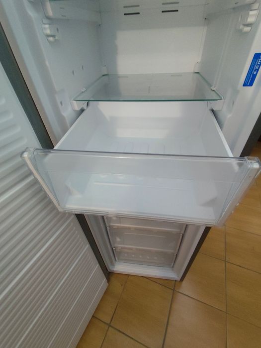 Arca Congeladora Hotpoint Vertical de Gavetas