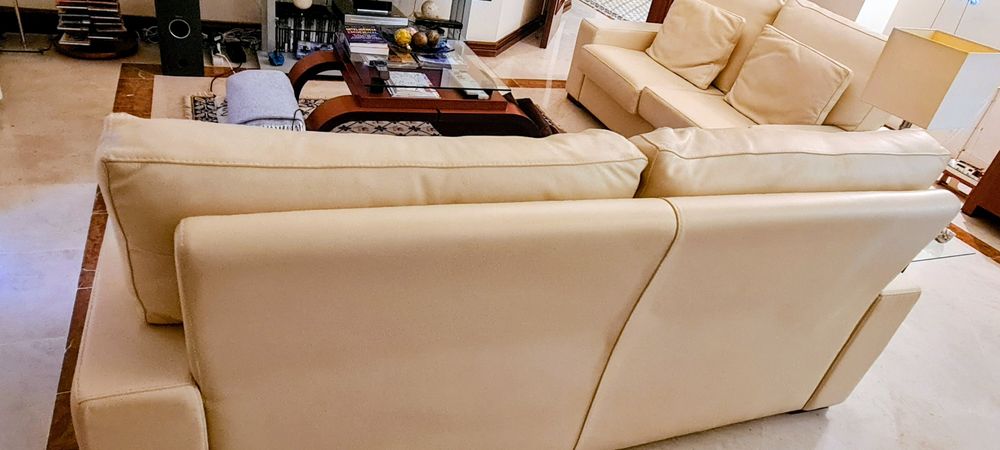 2  SOFAS  PELE :2 sofas e 4 almofada.2,30cm/2,70cms em pele beje