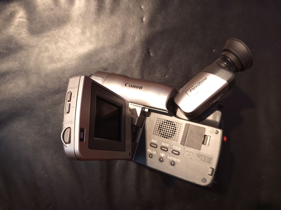 Câmera de filmar Canon UC-V300 + acessórios