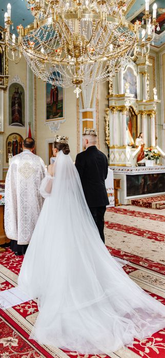 Весільна сукня з шлейфом
