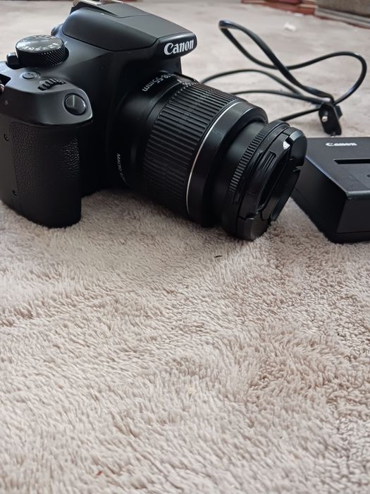 Câmara Canon EOS 1300D, lente com foco automático e mala de transporte