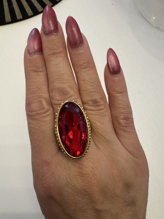 Pierścionek z czerwonym błyszczącym kamieniem Premium