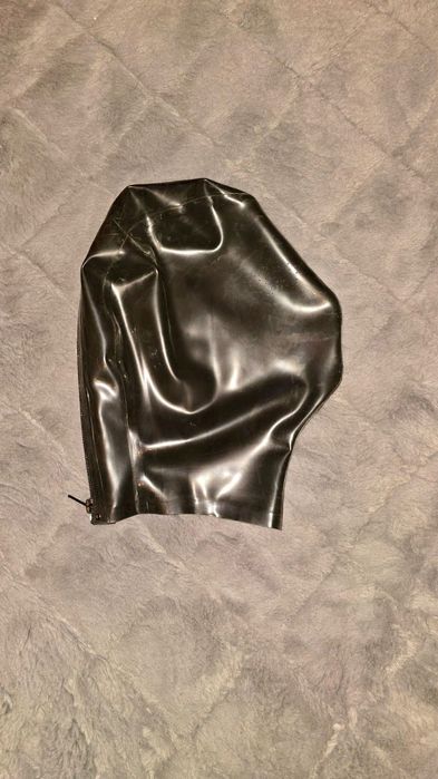 829/ Maska L lateks latex czarna performowane oczy dziurki bez ust