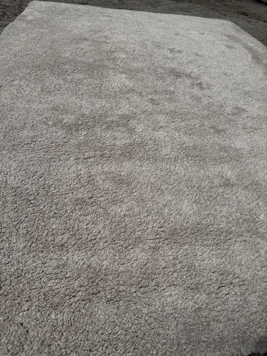 2 carpetes bege.