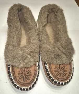 Kapcie damskie ze skóry zamszowej ocieplane na styrogumie.Rozm.35